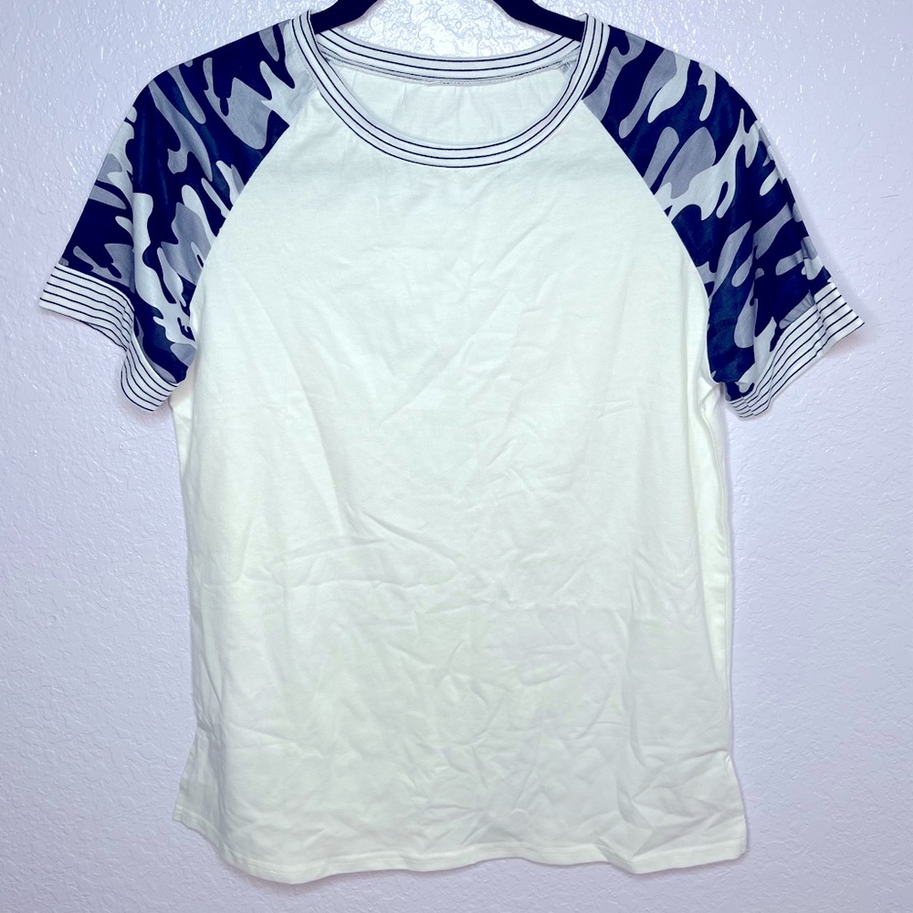 Women’s White Top Crewneck Blouse Gray and Blue Camo Short Sleeve Size M New!